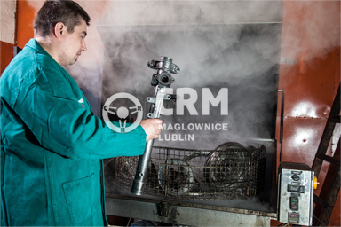 Części stałe maglownicy zostają umyte suchą parą